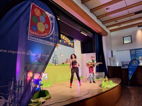Auf Initiative des Gewerbeverbunds Siegsdorf und Christina Haas, kamen im letzten Jahr zu einem zweiten Ortsspaziergang Vertreter von Gemeinde, Gemeinderat und Gewerbeverbund zusammen. Von link auf der damals noch nicht nutzbaren Fläche im Bahnhofsbereich: Karin Rauchalles, Martina Dobler, Jürgen Leikert (alle Gewerbeverbund Siegsdorf), Andreas Scheck, Marlies Neuhierl-Huber (beide Gemeinderat), Bernhard Truk (TI Siegsdorf), Christina Haas (Gemeinderat), Herbert Dangl (Bauhof Leitung), Tabitha Schmitt (Gewerbeverbund), Bürgermeister Thomas Kamm, Gemeindeamtsleiter Hermann Haslinger.Auf Initiative des Gewerbeverbunds Siegsdorf und Christina Haas, kamen im letzten Jahr zu einem zweiten Ortsspaziergang Vertreter von Gemeinde, Gemeinderat und Gewerbeverbund zusammen. Von link auf der damals noch nicht nutzbaren Fläche im Bahnhofsbereich: Karin Rauchalles, Martina Dobler, Jürgen Leikert (alle Gewerbeverbund Siegsdorf), Andreas Scheck, Marlies Neuhierl-Huber (beide Gemeinderat), Bernhard Truk (TI Siegsdorf), Christina Haas (Gemeinderat), Herbert Dangl (Bauhof Leitung), Tabitha Schmitt (Gewerbeverbund), Bürgermeister Thomas Kamm, Gemeindeamtsleiter Hermann Haslinger.