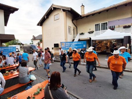 von rechts: Vorstand des Gewerbeverbunds Siegsdorf, Dr. Jürgen Leikert, der neue Leiter der Touristinformation Siegsdorf, Herr Bernhard Turk, Stellvertretende Leiterin der Touristinformation Siegsdorf, Frau Susanne Havel und 2. Vorständin des Gewerbeverbunds Siegsdorf, Frau Martina Dobler präsentieren die neuen Gutscheine des Gewerbeverbunds Siegsdorf.